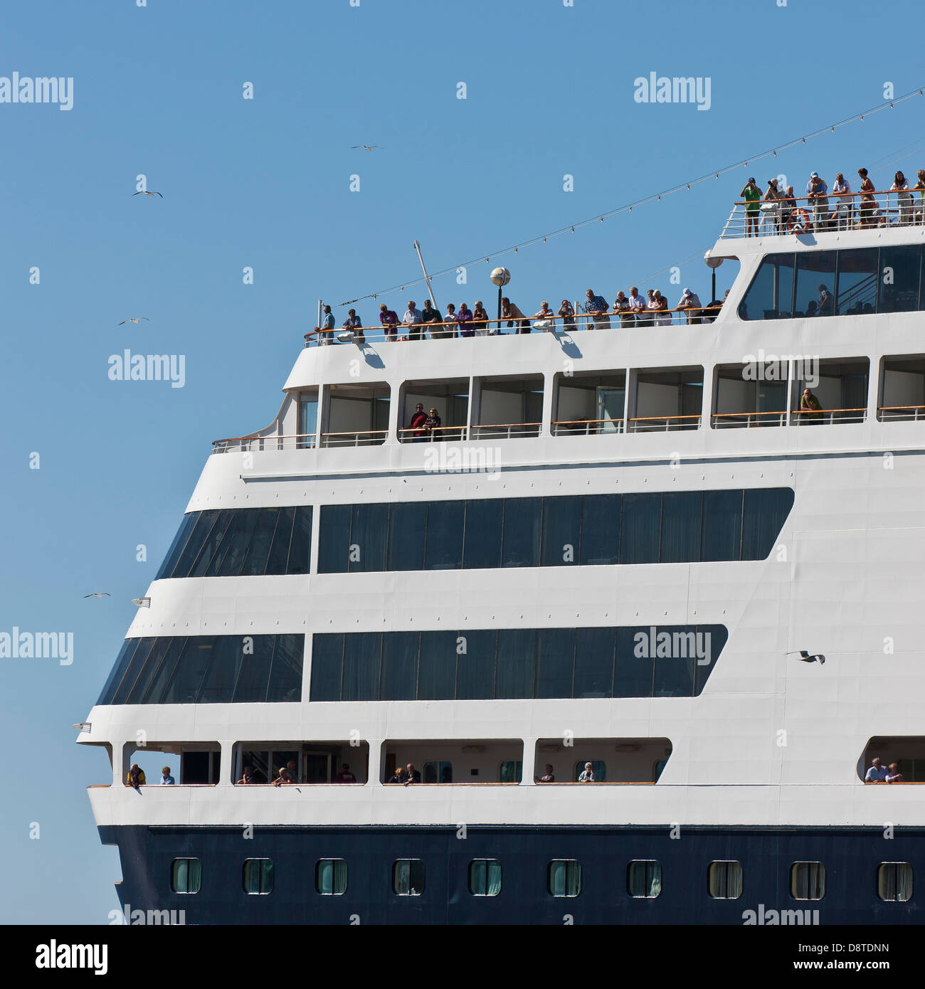 Les gens sur le pont d'un grand bateau de croisière, Bergen, Norvège. Banque D'Images