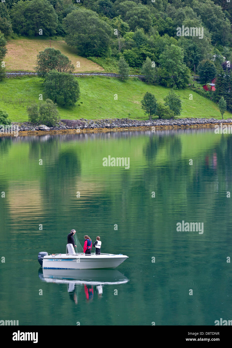 Les gens sur le bateau de Dragsvik, la Norvège. Banque D'Images