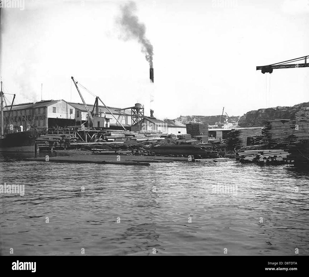L'image de Timber Wharf sur l'île de Glebe à Sydney, en Australie, illustre le caractère industriel de la zone du quai au début du XXe siècle. La photographie en noir et blanc reflète le développement de l'industrie maritime de Sydney au cours de cette période. Banque D'Images