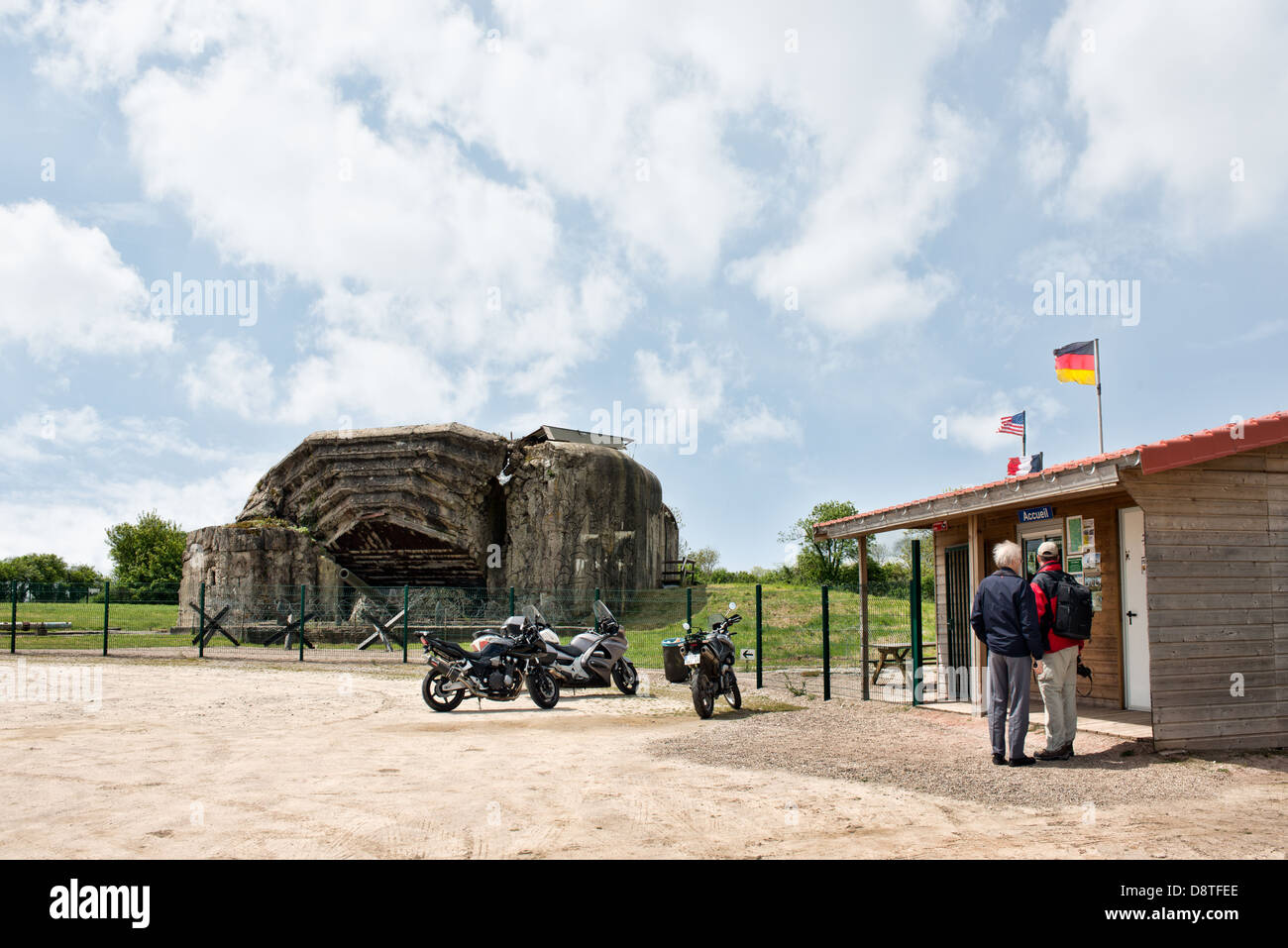 Les touristes à l'extérieur de la batterie de Crisbecq à St Marcouf, Normandie, France, l'une des cibles principales des alliés lors du débarquement Banque D'Images