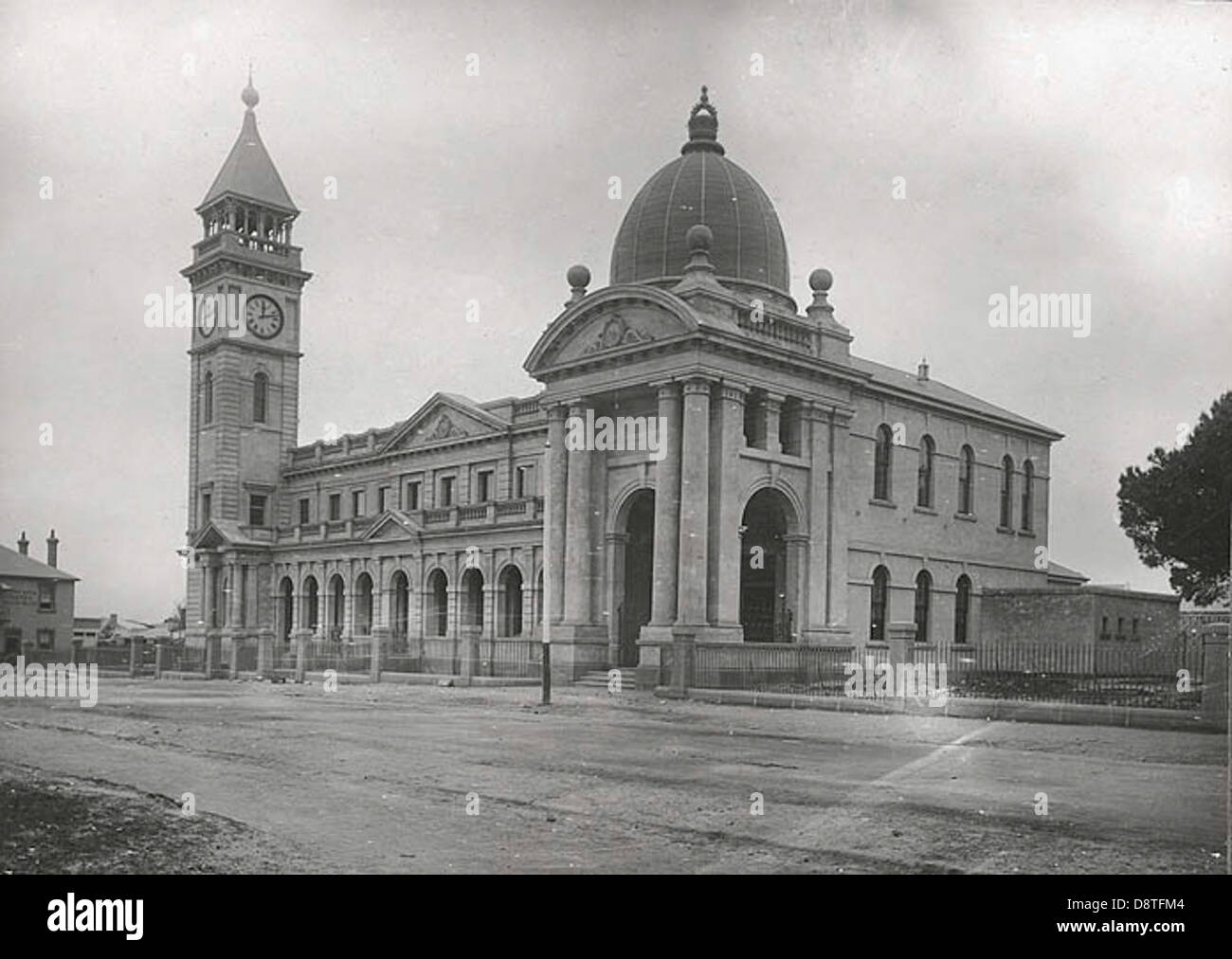 Le Balmain Post Office and court House, situé dans le Grand Sydney, est un bâtiment historique représentant le patrimoine architectural et administratif de la Nouvelle-Galles du Sud. Cette image en noir et blanc illustre l’importance du bâtiment dans l’histoire de la région. Banque D'Images