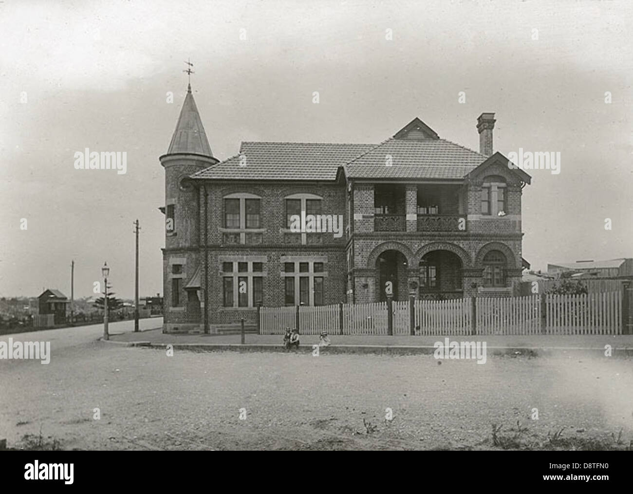 Le bureau de poste de Kogarah dans le Grand Sydney, capturé dans cette photographie en noir et blanc des archives de State Records de Nouvelle-Galles du Sud, est un bâtiment historique servant de symbole de la communication et de la communauté au début du XXe siècle. L'image souligne son importance architecturale dans la région. Banque D'Images
