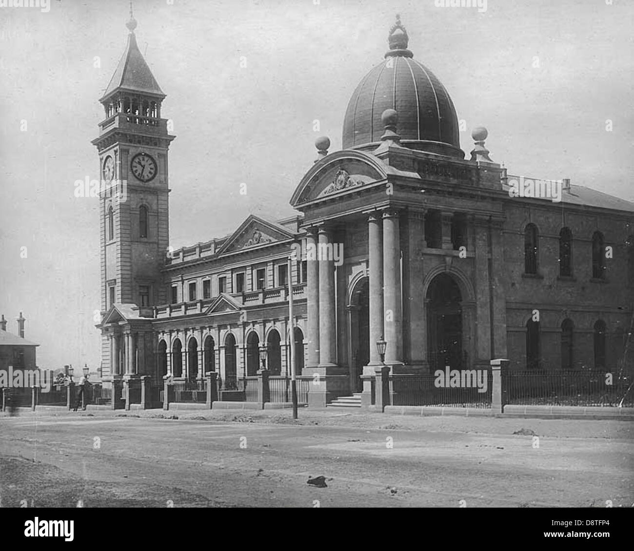 Cette photographie historique en noir et blanc représente le bureau de poste et le palais de justice de Balmain dans le Grand Sydney, en Australie. L'image fait partie des archives de State Records de Nouvelle-Galles du Sud, montrant l'architecture de ces bâtiments importants de la fin du XIXe ou du début du XXe siècle. Banque D'Images