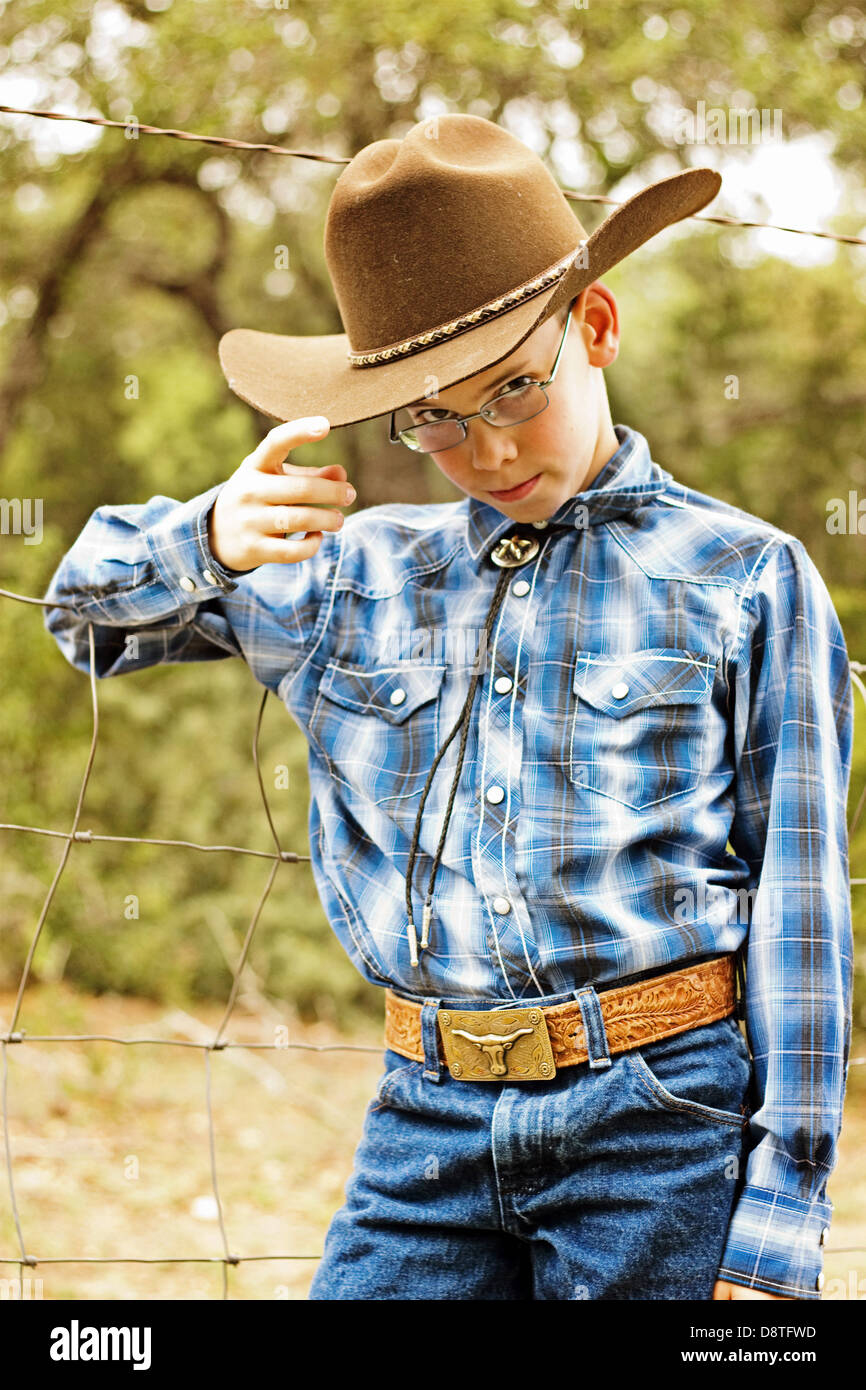 Les jeunes en basculant la verre cowboy hat Blanco, TX / tx / Texas Banque D'Images