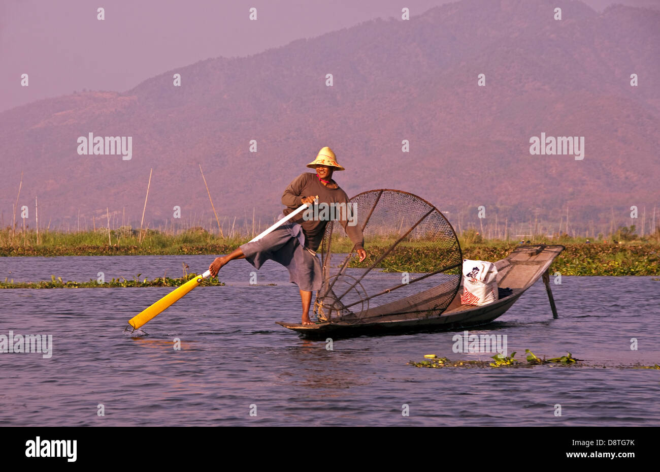 Lac Inle leg-rower avec filet de pêche, l'État de Shan, Myanmar Banque D'Images
