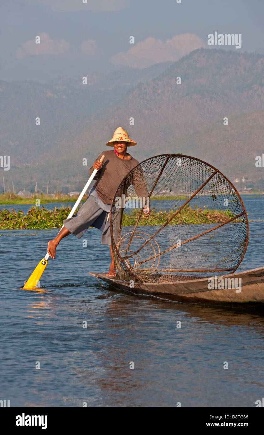 Leg-pêcheur rameur sur le lac Inle, l'État de Shan, Myanmar. Banque D'Images