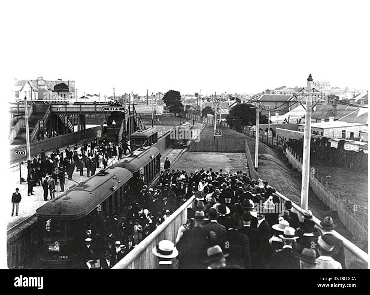 Cette photo en noir et blanc de 1920 capture l'excitation du jour de la course à l'hippodrome de Randwick, Sydney. Les spectateurs, dont beaucoup portent des chapeaux, se rassemblent pour l'événement, mettant en valeur l'importance culturelle des courses hippiques en Australie au début du XXe siècle. Banque D'Images