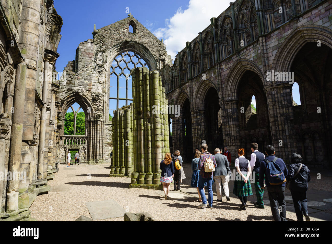 L'Abbaye de Holyrood Palace, Édimbourg, et résidence royale - à l'intérieur de la nef en ruine. Visite guidée, les guides en tartan. Banque D'Images