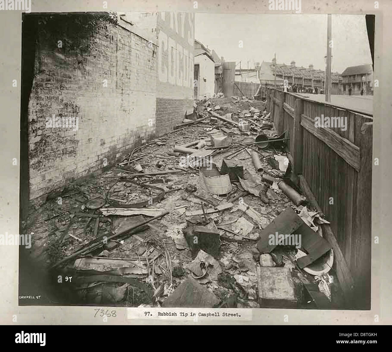 Une photographie en noir et blanc de la pointe des ordures sur Campbell Street, Sydney, à l'époque de la peste bubonique. Cette image historique donne un aperçu des problèmes d'assainissement et des défis de santé publique pendant l'impact de la peste sur la ville. Banque D'Images