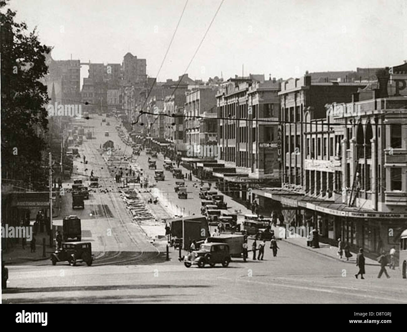 Cette photographie historique en noir et blanc capture William Street à Sydney, en Nouvelle-Galles du Sud. L'image donne un aperçu de la vie quotidienne dans la région, mettant en valeur les véhicules et les piétons typiques de l'époque. Banque D'Images