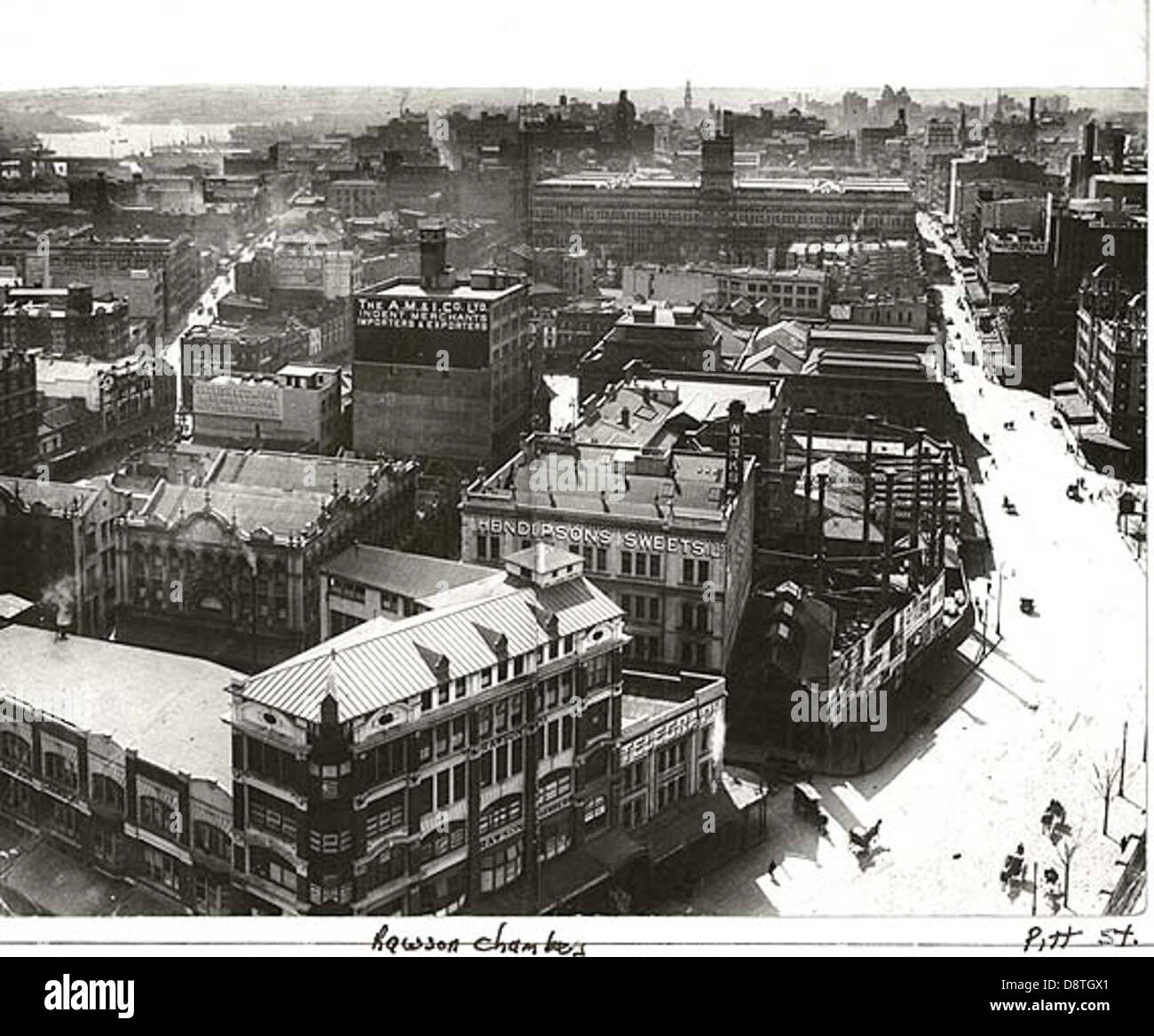 Cette photographie en noir et blanc de 1924 montre Haymarket, Sydney, avec Pitt Street et Rawson Chambers. L'image capture la vie urbaine animée et les bâtiments historiques de Sydney au début du XXe siècle. Banque D'Images
