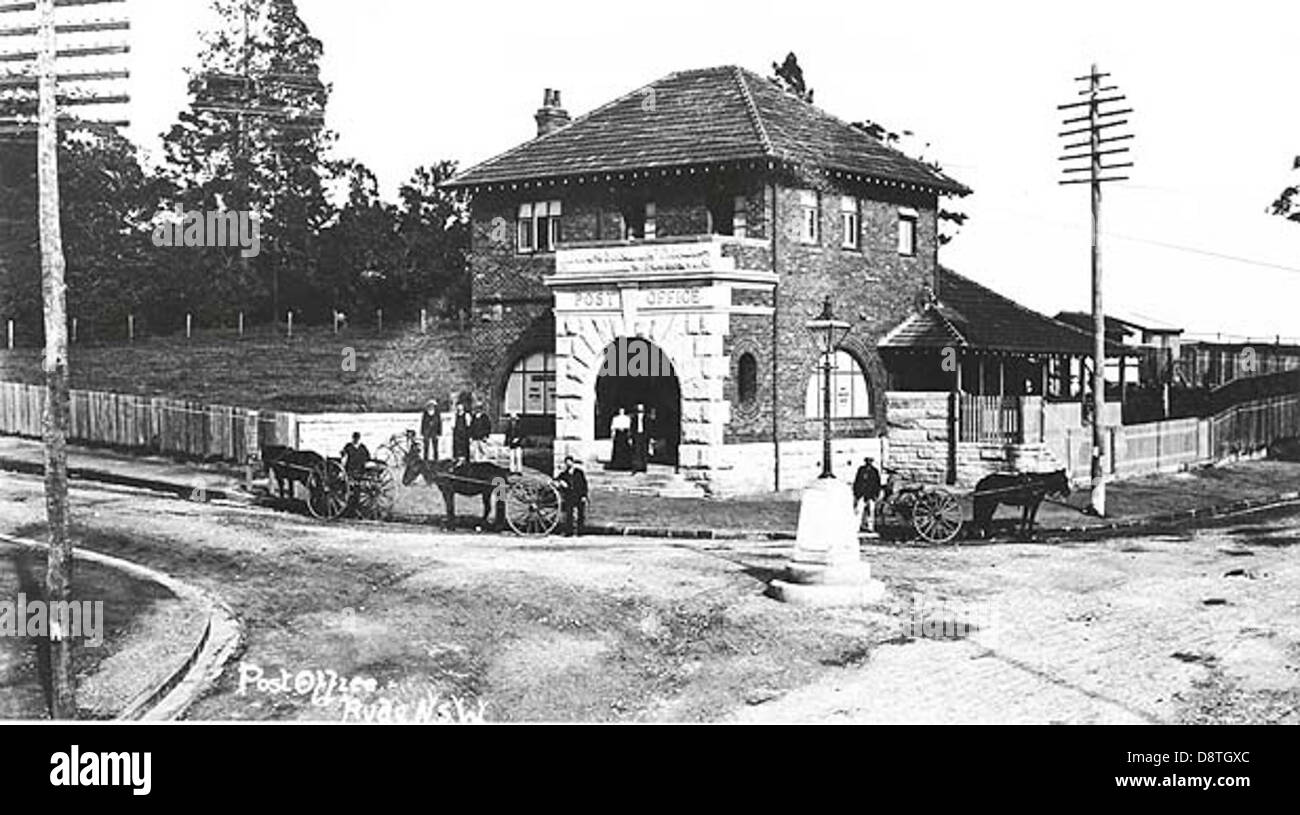 Le Ryde Post Office, situé dans le Grand Sydney, est un site historique dont les racines remontent au début du développement de la Nouvelle-Galles du Sud. Cette photo en noir et blanc met en valeur le bureau de poste avec un cheval et une charrette, représentant les moyens de transport utilisés dans la région au XIXe siècle. Banque D'Images