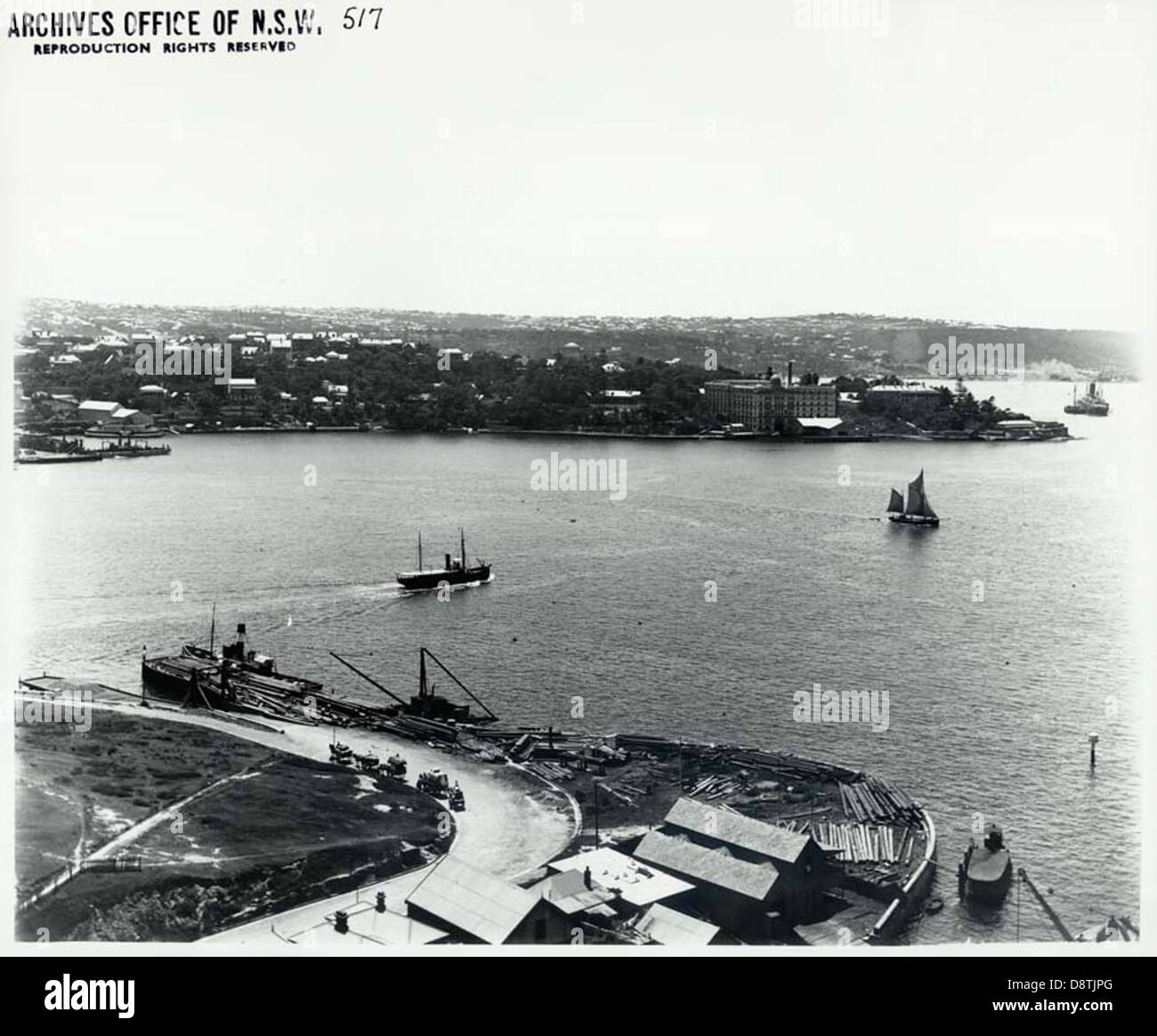 Cette photographie en noir et blanc du côté sud du port de Sydney montre Dawes Pastoral point, offrant une vue panoramique sur le port, avec des navires visibles, des ferries et l'activité animée typique de Sydney au début du XXe siècle. Banque D'Images