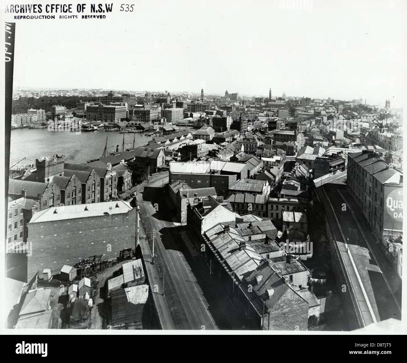 Cette image en noir et blanc capture une vue panoramique depuis George Street, surplombant Circular Quay à Sydney. Il met en évidence le port animé et le paysage urbain de la région, mettant en valeur son importance historique et son développement urbain. Banque D'Images