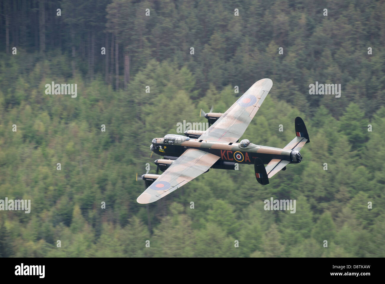 La Battle of Britain Memorial Flight (Avro Lancaster BBMF) vole à basse altitude au-dessus des arbres dans la partie supérieure de la Vallée de Derwent Banque D'Images