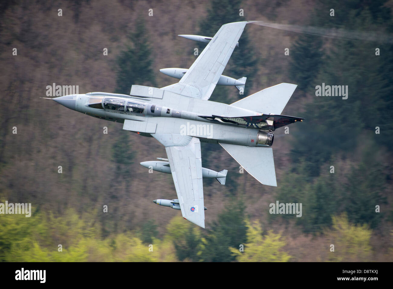 Un Tornado Gr4 de la RAF Fighter Bomber Barrage 617 Escadron Buster survole la arbres dans la partie supérieure de la Vallée de Derwent. Banque D'Images