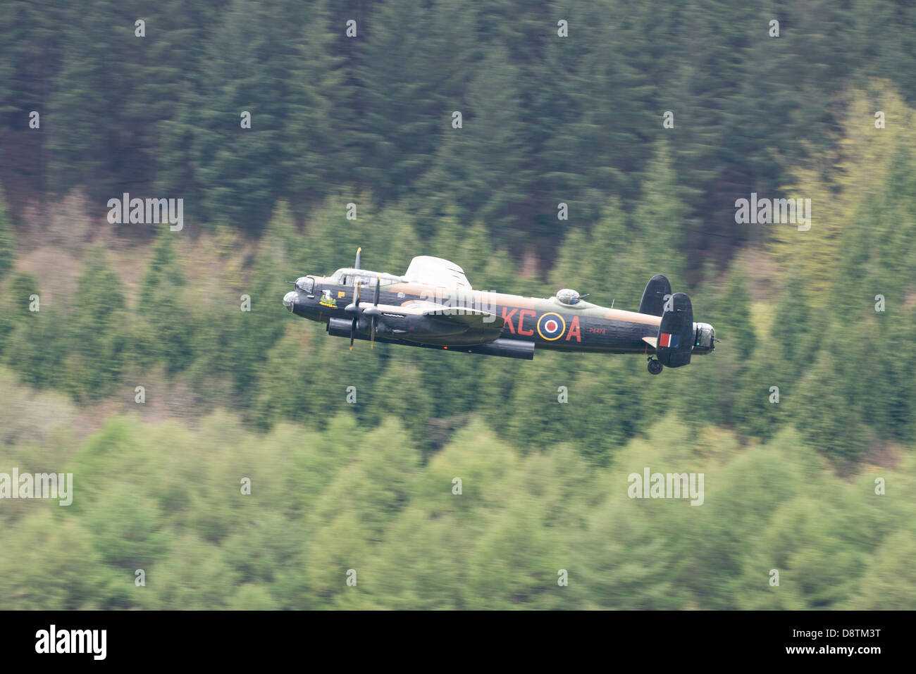 La Battle of Britain Memorial Flight (Avro Lancaster BBMF) vole à basse altitude au-dessus des arbres dans la partie supérieure de la Vallée de Derwent. Banque D'Images