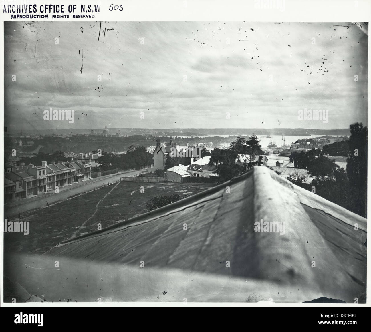 Cette photographie en noir et blanc prise depuis la résidence Hilton de Darlinghurst montre une vue panoramique sur le quartier de Woolloomooloo à Sydney, capturant le paysage de la ville dans un contexte historique. Banque D'Images