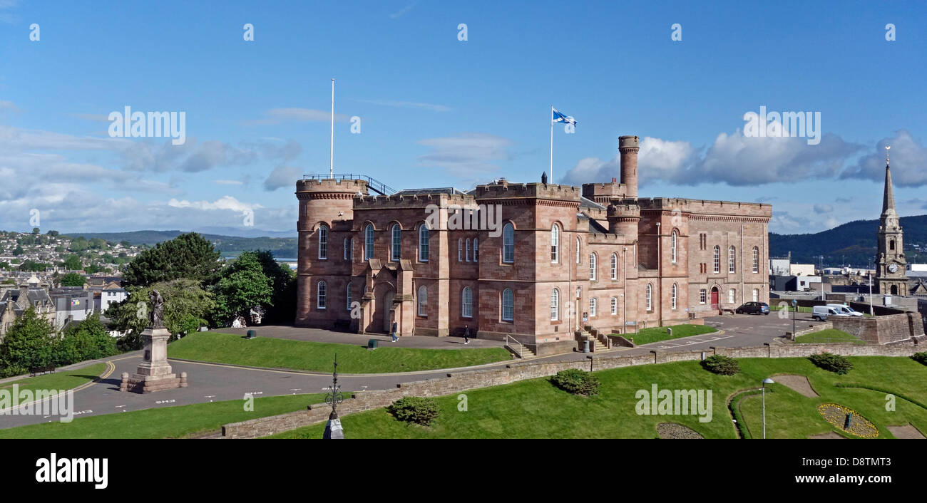 Le château d'Inverness est orienté vers le sud-est, face à la façade d'Inverness en Écosse, avec la statue de Flora MacDonald à gauche Banque D'Images