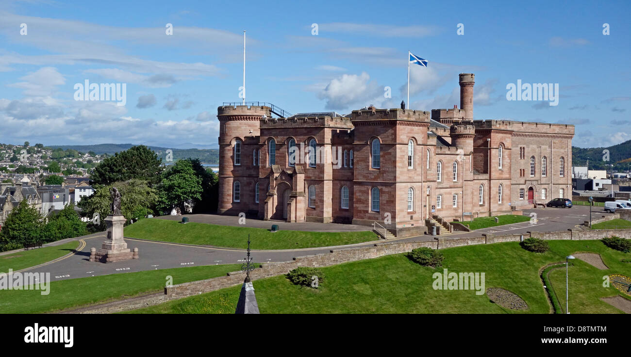 Le château d'Inverness est orienté vers le sud-est, face à la façade d'Inverness, en Écosse, au Royaume-Uni, avec la statue de Flora MacDonald à gauche Banque D'Images