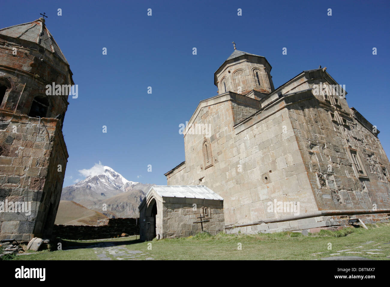 Tsminda Sameba (église Holy Trinity Church) au-dessus de Kazbegi, Géorgie, Caucase Banque D'Images