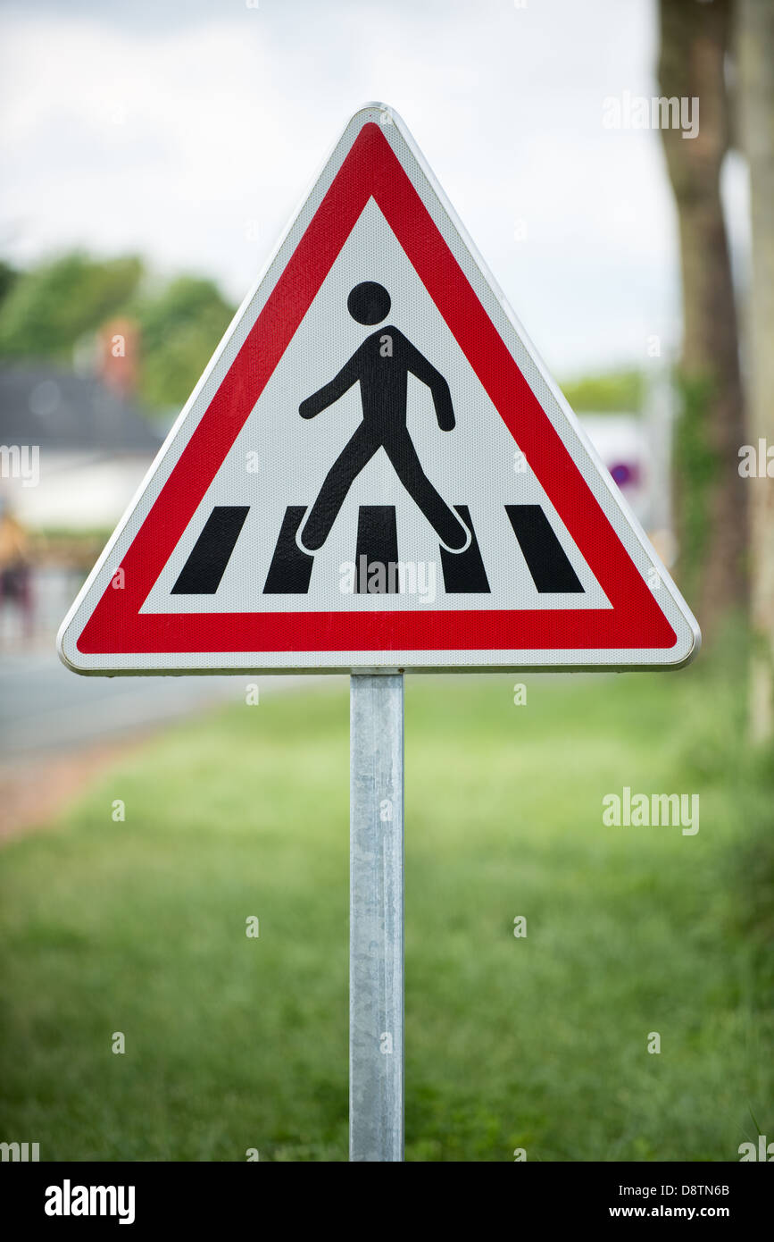 Un panneau d'avertissement de passage de piétons Français Photo Stock ...