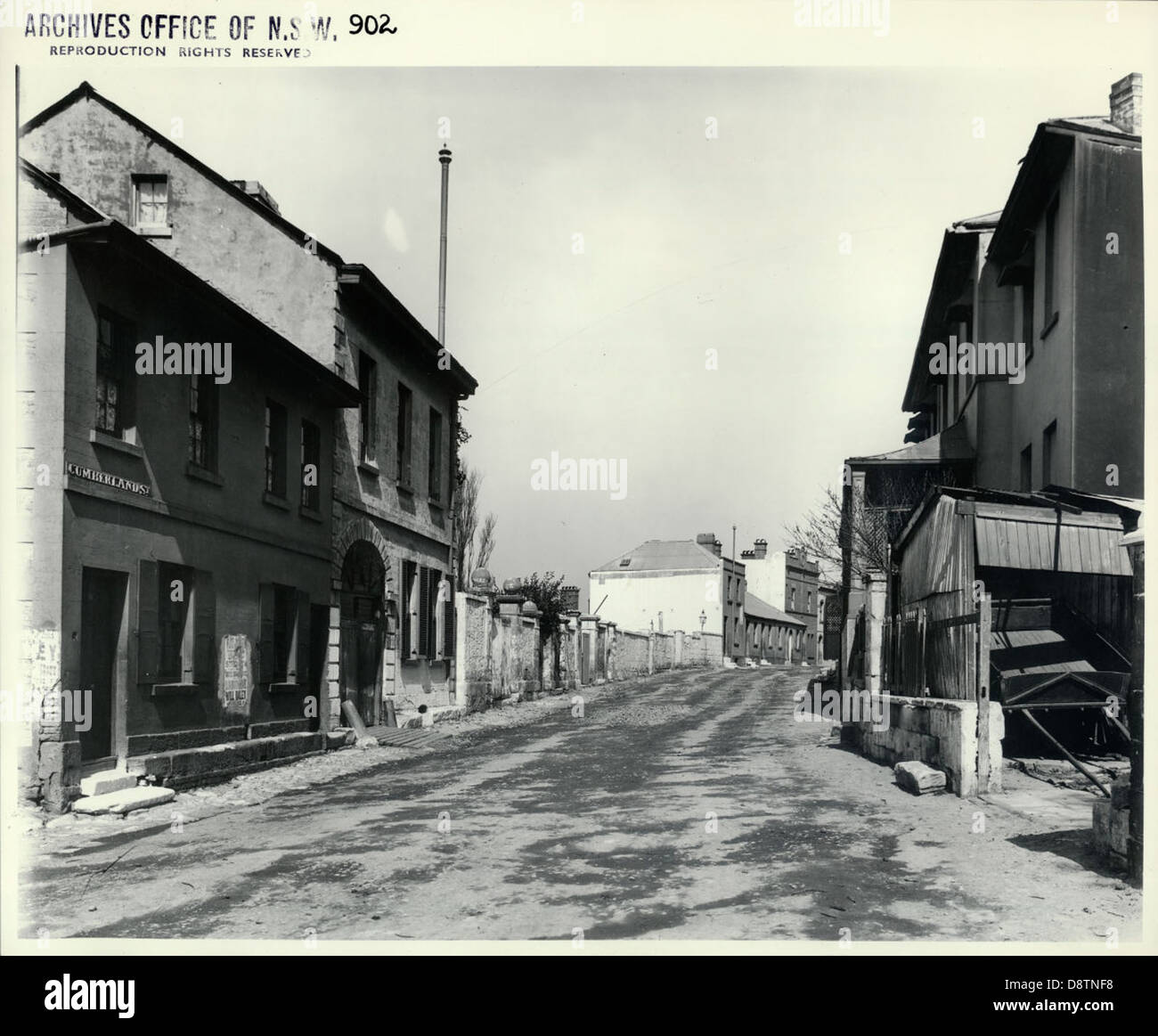 Cette photographie de 1901 de Cumberland Street à The Rocks, Sydney, capture une vue historique de la région. L'image met en valeur le style architectural et le caractère unique du paysage urbain du début du XXe siècle de Sydney. Banque D'Images