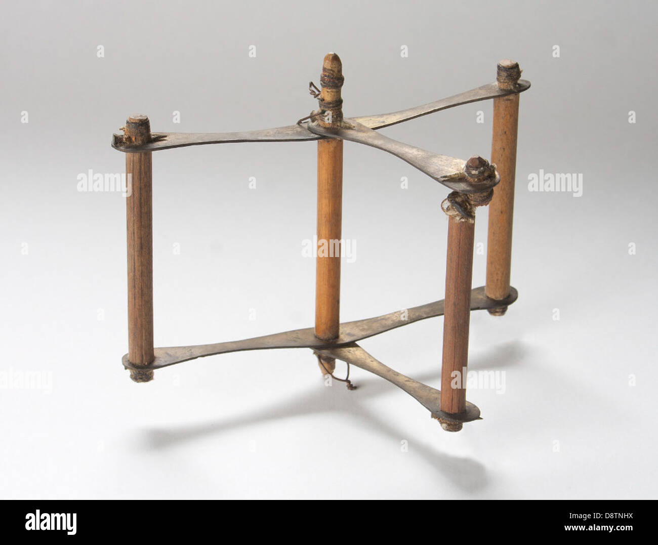 Ce dispositif anti-torpille de 1888, conservé dans les Archives de l'État de Nouvelle-Galles du Sud, représente un progrès significatif dans la technologie de défense navale de la fin du XIXe siècle. Il a été conçu pour protéger les navires des attaques de torpilles sous-marines. Banque D'Images