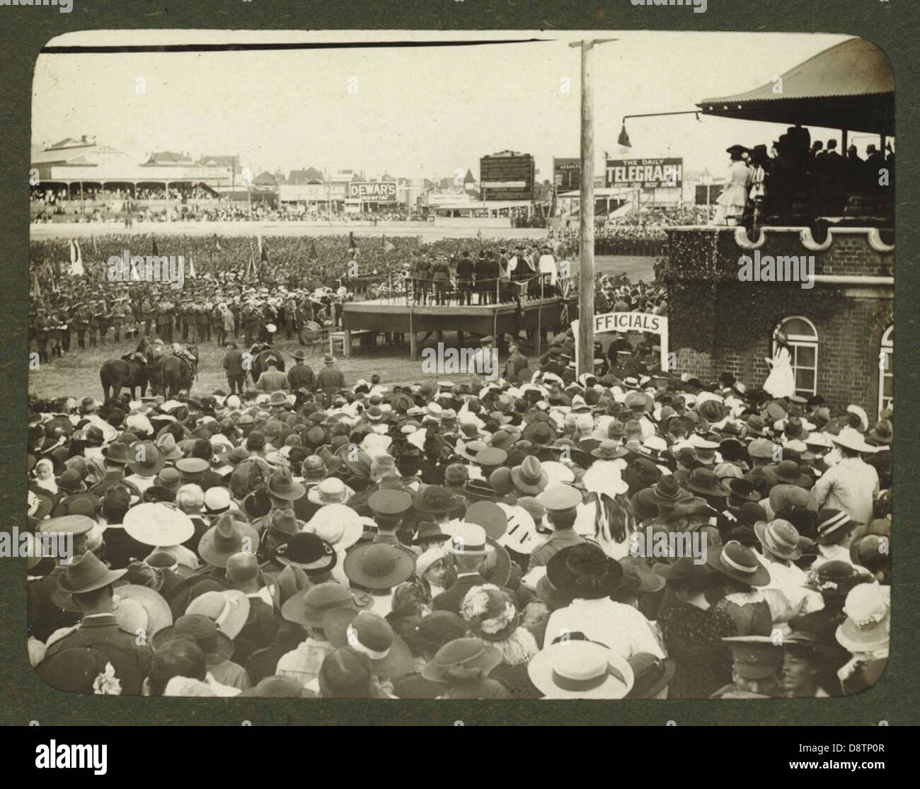 Cette photographie représente les célébrations de l'ANZAC Day en 1917 lors d'une grève des travailleurs en Australie. L'image capture les foules rassemblées pour commémorer le sacrifice des Anzac, soulignant l'importance de cette journée dans l'histoire australienne pendant la première Guerre mondiale. Banque D'Images