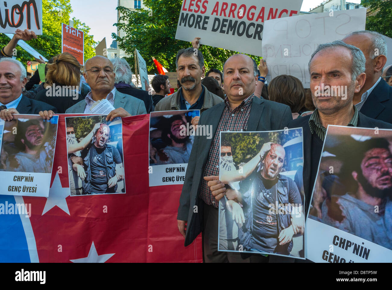 Paris, France. Foule d'hommes turcs protestant contre la répression du gouvernement turc lors des récentes manifestations antigouvernementales d'an-Kara. Tenue de pancartes de protestation, photos d'atrocités, torture, manifestation contre erdogan Banque D'Images
