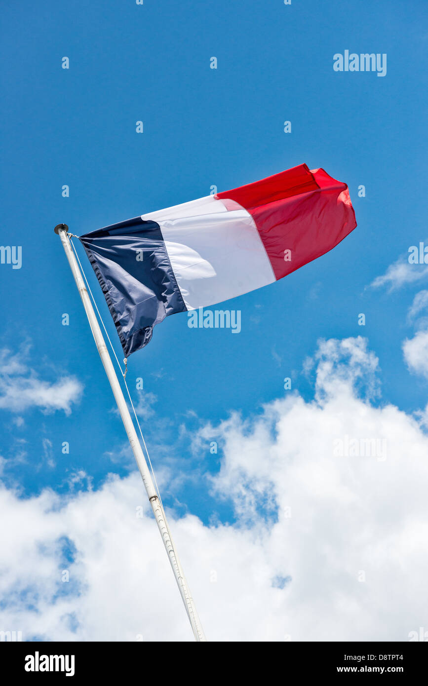 Le FrenchTricolor au sommet d'un mât de drapeau Banque D'Images