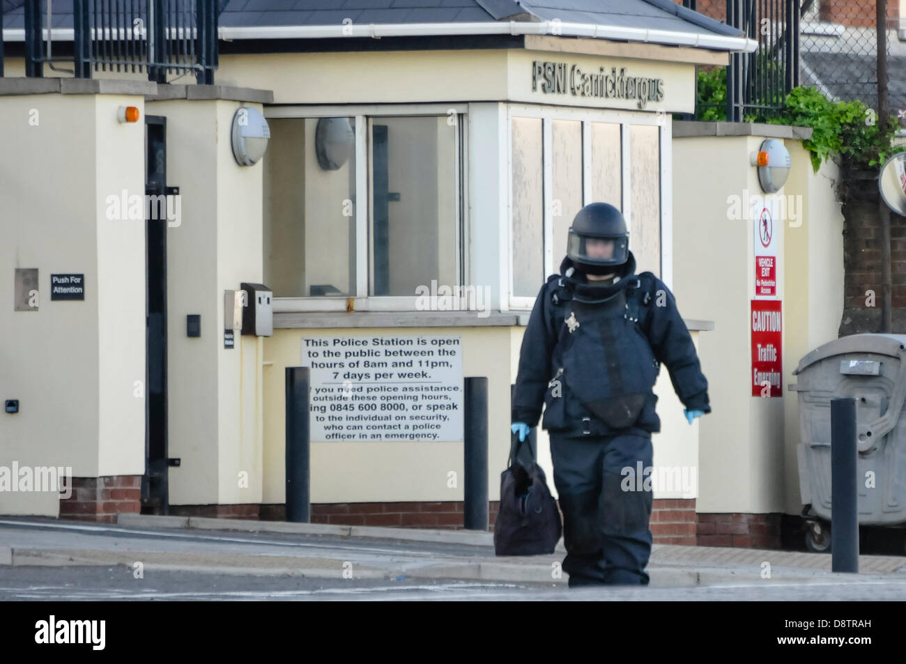 Carrickfergus (Irlande du Nord). 4 juin, 2013. Les feuilles de l'armée de police ATO Carrickfergus après avoir procédé à une explosion contrôlée. Il a ensuite déclaré qu'un canular. Crédit : Stephen Barnes/Alamy Live News Banque D'Images