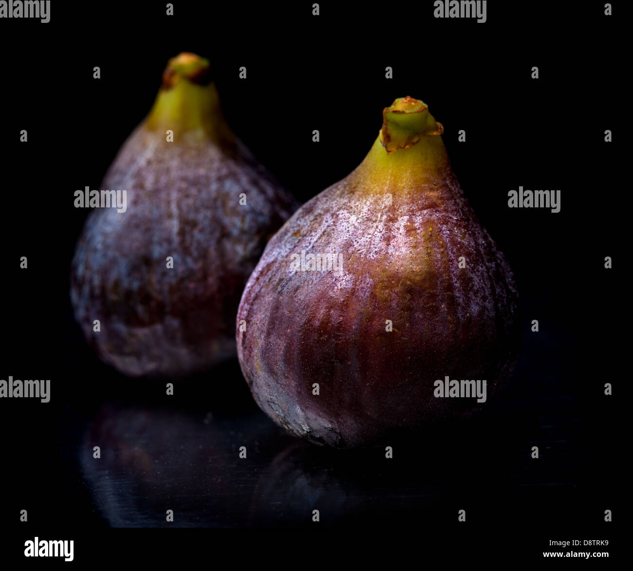 Deux figs sur miroir noir Banque D'Images