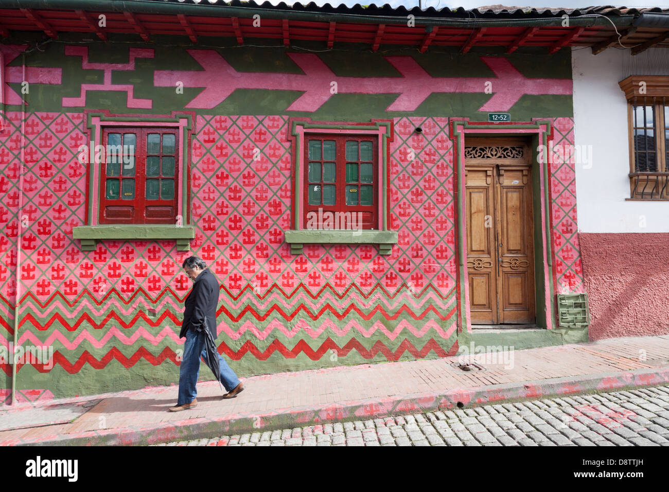 Façade peint de couleurs vives dans la Candelaria district, Bogota, Colombie Banque D'Images