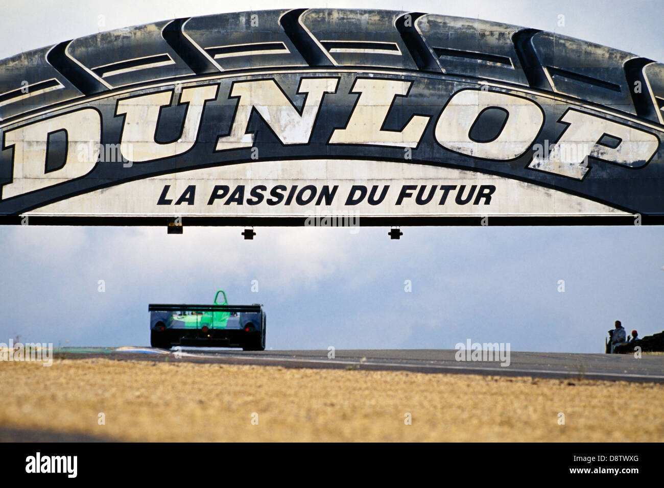 Une voiture de sport MG va sous le pont Dunlop au Mans lors de la course de 24 heures. Banque D'Images