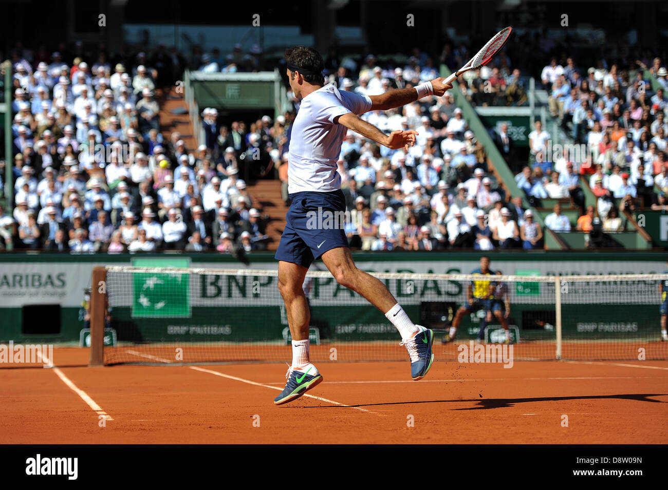 Paris, France. 4 juin 2013. La Suisse de Roger Federer en action pendant le match entre Jo-Wilfried Tsonga de la France et de la Suisse de Roger Federer en quarts de finale de l'Open de France de Roland Garros. Credit : Action Plus Sport Images/Alamy Live News Banque D'Images