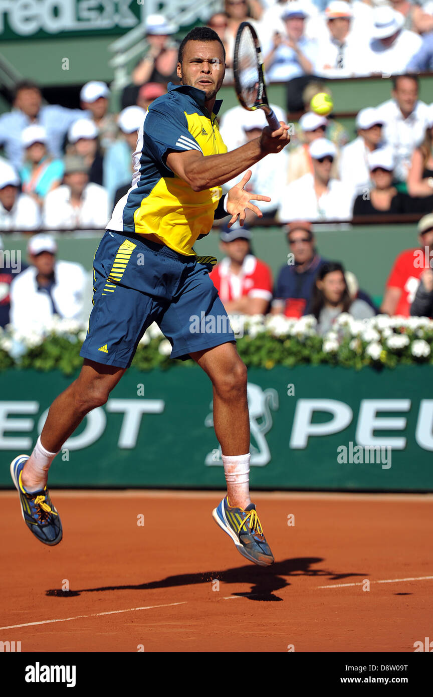 Paris, France. 4 juin 2013. Soyez de la France en action pendant le match entre Jo-Wilfried Tsonga de la France et de la Suisse de Roger Federer en quarts de finale de l'Open de France de Roland Garros. Credit : Action Plus Sport Images/Alamy Live News Banque D'Images