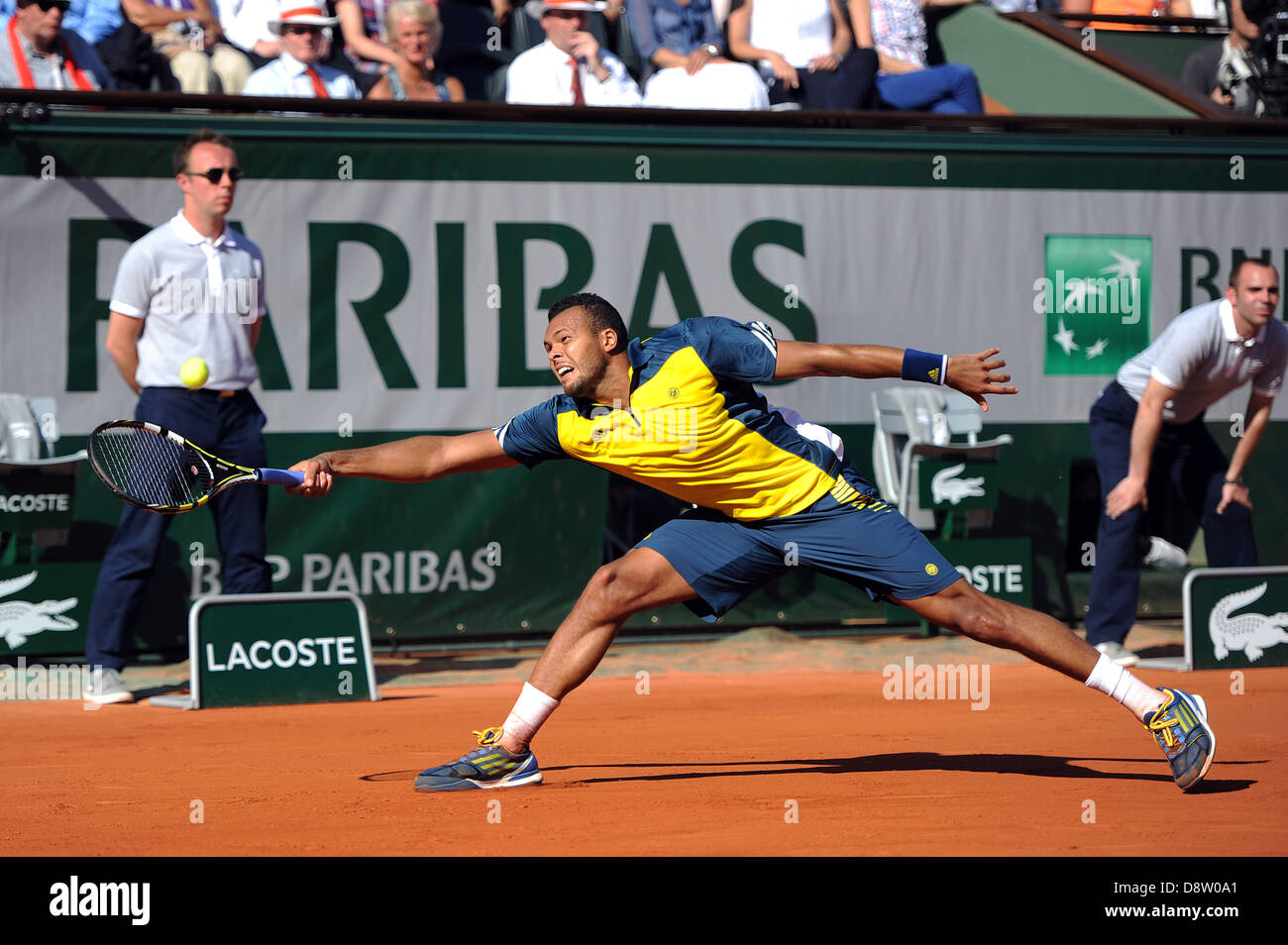Paris, France. 4 juin 2013. Soyez de la France en action pendant le match entre Jo-Wilfried Tsonga de la France et de la Suisse de Roger Federer en quarts de finale de l'Open de France de Roland Garros. Credit : Action Plus Sport Images/Alamy Live News Banque D'Images