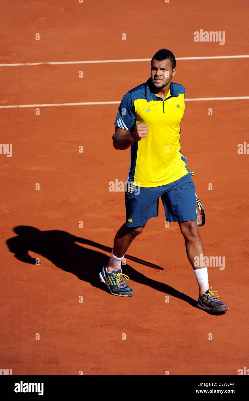 Paris, France. 4 juin 2013. Soyez de la France en action pendant le match entre Jo-Wilfried Tsonga de la France et de la Suisse de Roger Federer en quarts de finale de l'Open de France de Roland Garros. Credit : Action Plus Sport Images/Alamy Live News Banque D'Images