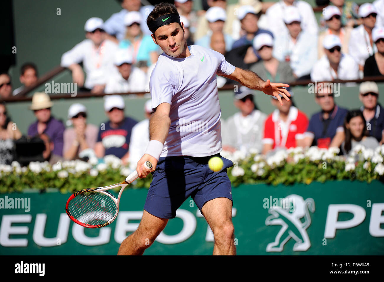 Paris, France. 4 juin 2013. La Suisse de Roger Federer en action pendant le match entre Jo-Wilfried Tsonga de la France et de la Suisse de Roger Federer en quarts de finale de l'Open de France de Roland Garros. Credit : Action Plus Sport Images/Alamy Live News Banque D'Images