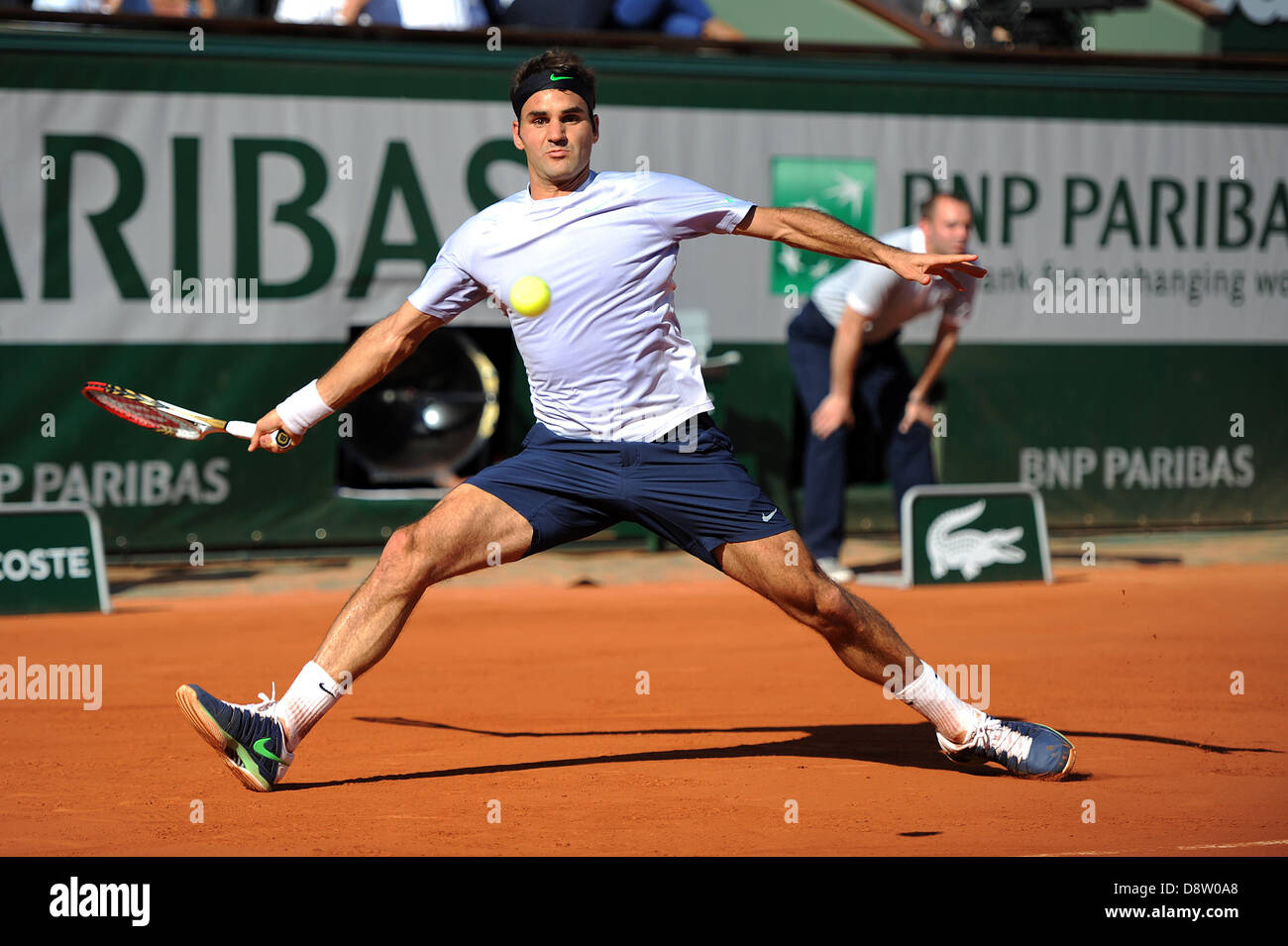 Paris, France. 4 juin 2013. La Suisse de Roger Federer en action pendant le match entre Jo-Wilfried Tsonga de la France et de la Suisse de Roger Federer en quarts de finale de l'Open de France de Roland Garros. Credit : Action Plus Sport Images/Alamy Live News Banque D'Images