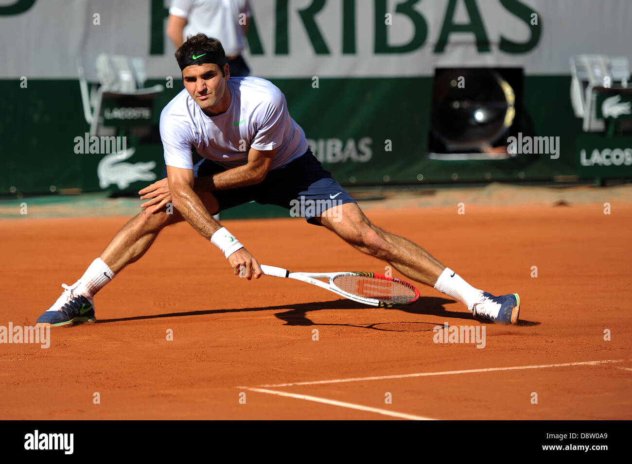 Paris, France. 4 juin 2013. La Suisse de Roger Federer en action pendant le match entre Jo-Wilfried Tsonga de la France et de la Suisse de Roger Federer en quarts de finale de l'Open de France de Roland Garros. Credit : Action Plus Sport Images/Alamy Live News Banque D'Images