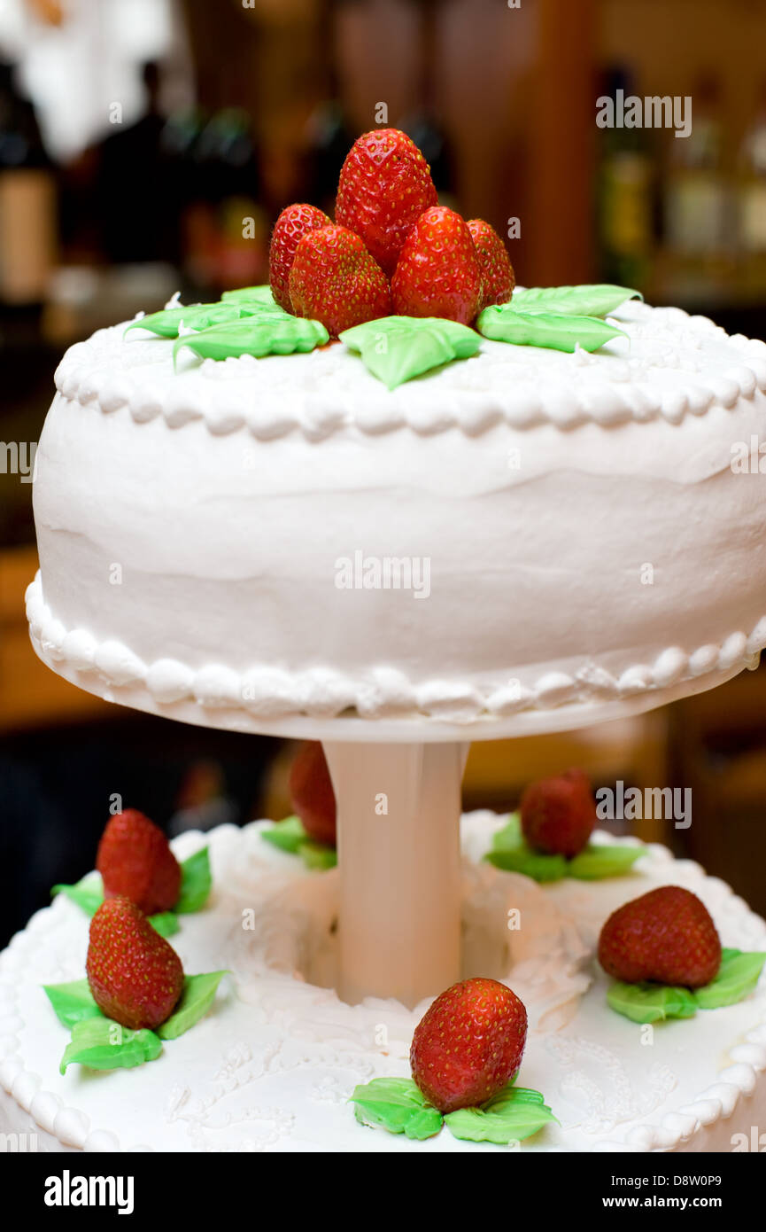 Gâteau de fête avec des fraises Banque D'Images