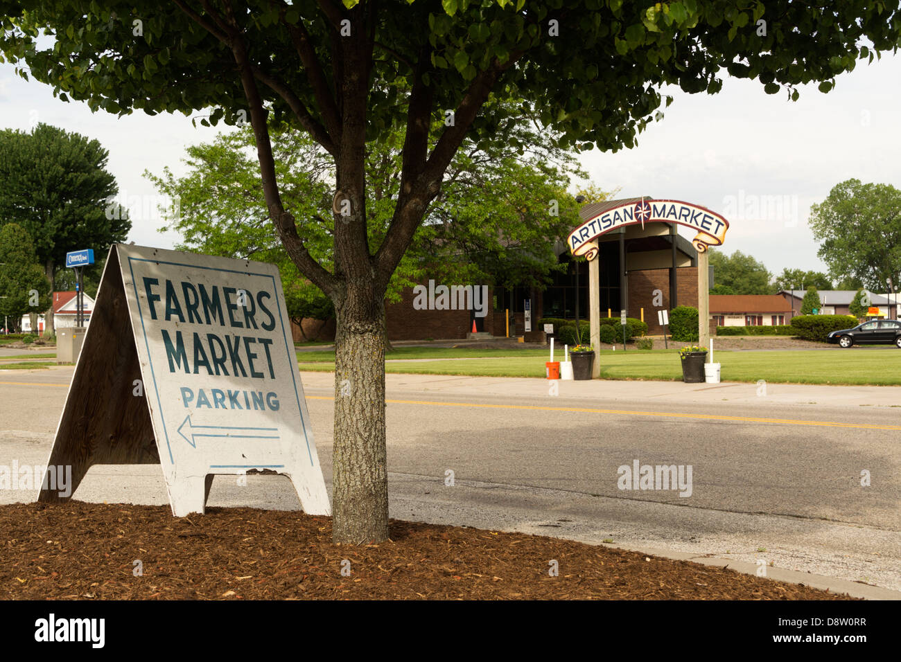 Parking sign pour Farmer's Market à Montague, Michigan. Arqué signe pour le marché de l'Artisan est de l'autre côté de la rue. Banque D'Images