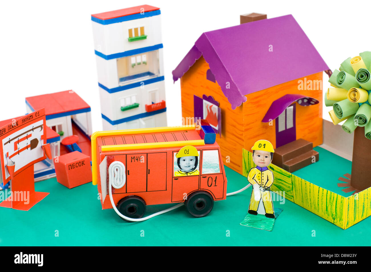 La lutte contre les incendies, de l'artisanat en carton pour enfants Banque D'Images