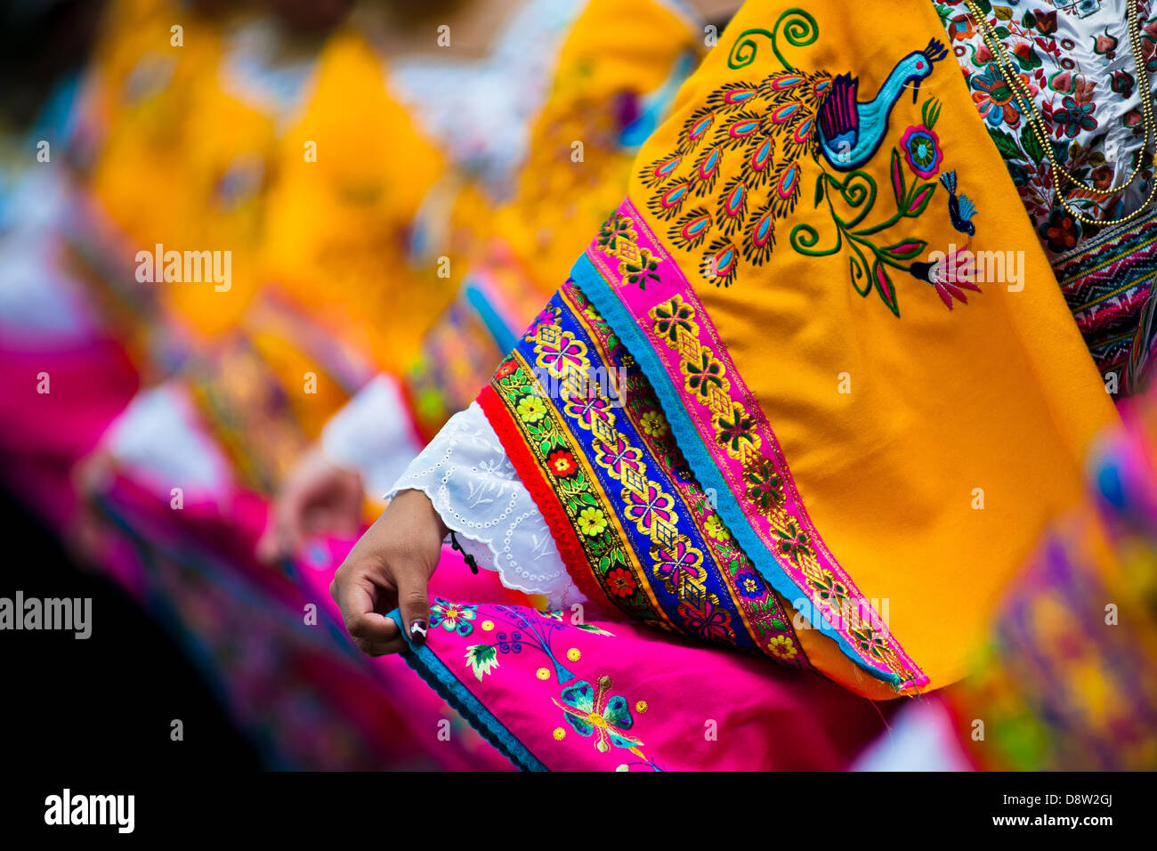 Femme de danseurs (danzantes) effectuer dans le défilé religieux dans le Corpus Christi festival à Pujilí, de l'Équateur. Banque D'Images