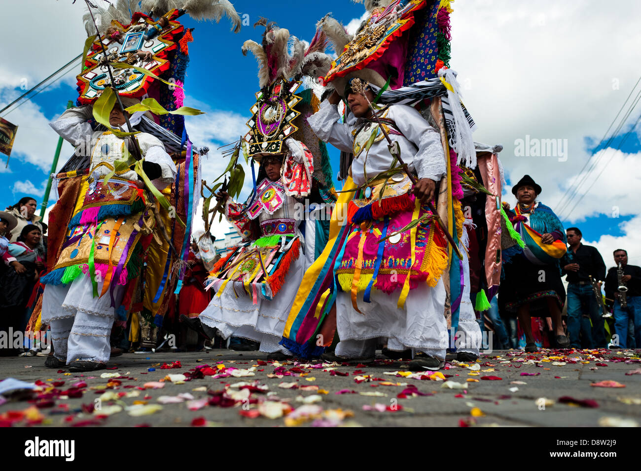 Les danseurs (danzantes) effectuer dans le défilé religieux dans le corpus christi festival à pujilí, de l'équateur. Banque D'Images