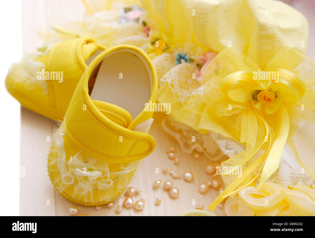 Épinette jaune doux chaussures de bébé Banque D'Images
