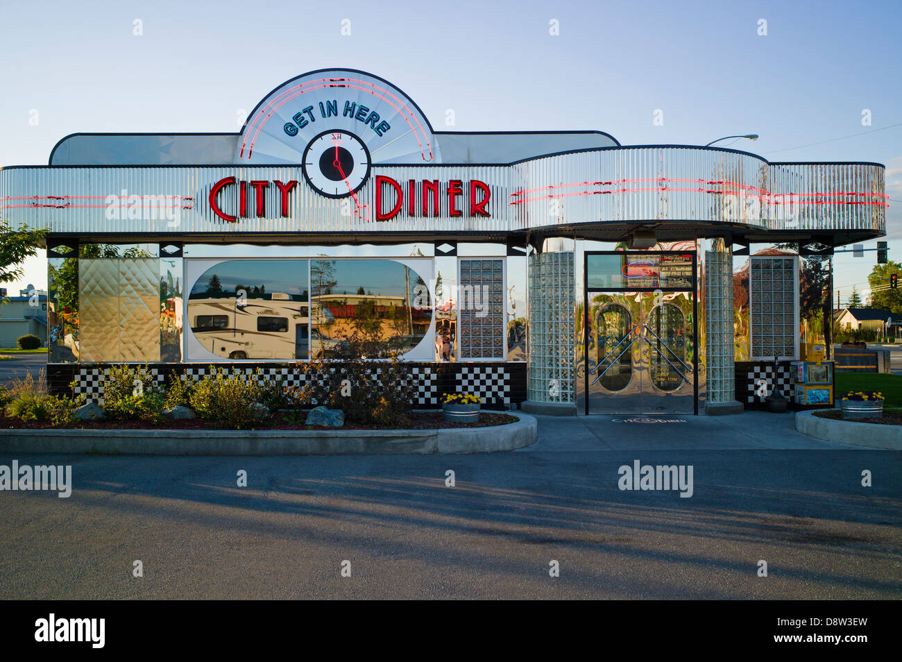 Vue extérieure de l'acier inoxydable design rétro City Diner, Anchorage, Alaska, USA Banque D'Images