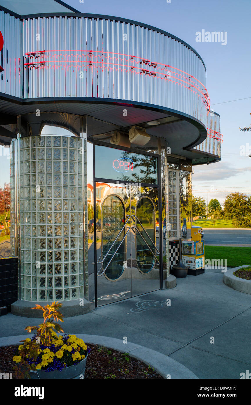 Vue extérieure de l'acier inoxydable design rétro City Diner, Anchorage, Alaska, USA Banque D'Images